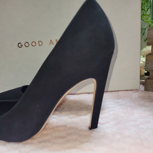 Good American The Icon Pointed Toe Pump in Black Suede - Picture 12 of 16